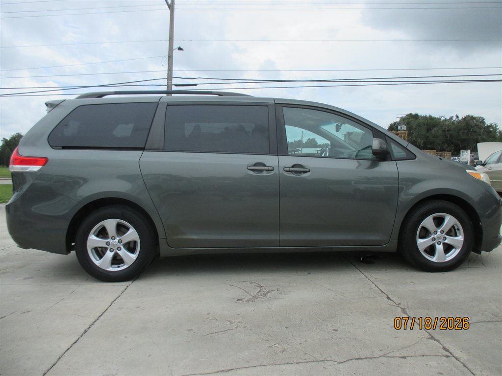 2014 Toyota Sienna - $14,895