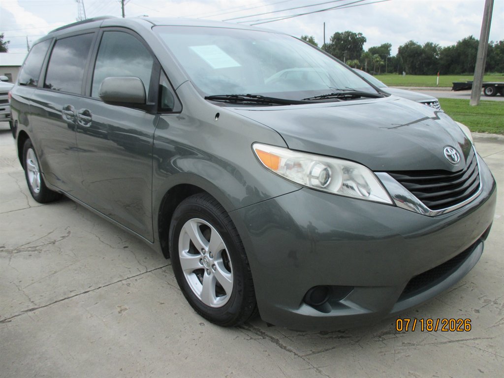 2014 Toyota Sienna - $14,895