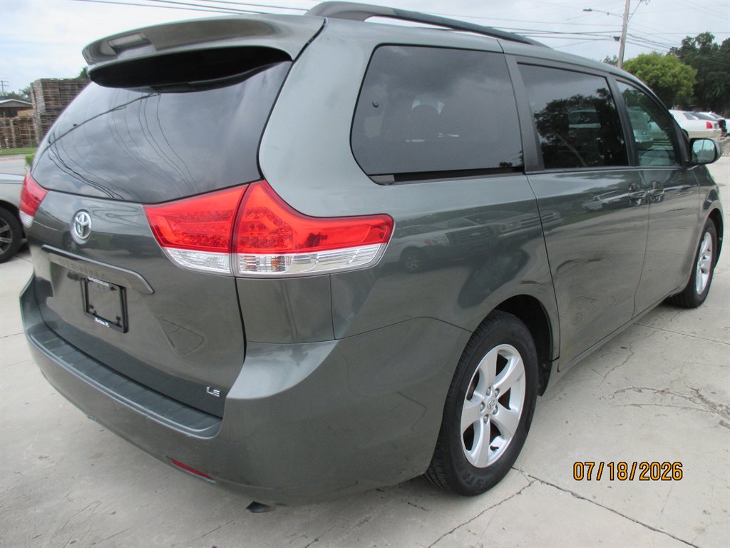 2014 Toyota Sienna - $14,895
