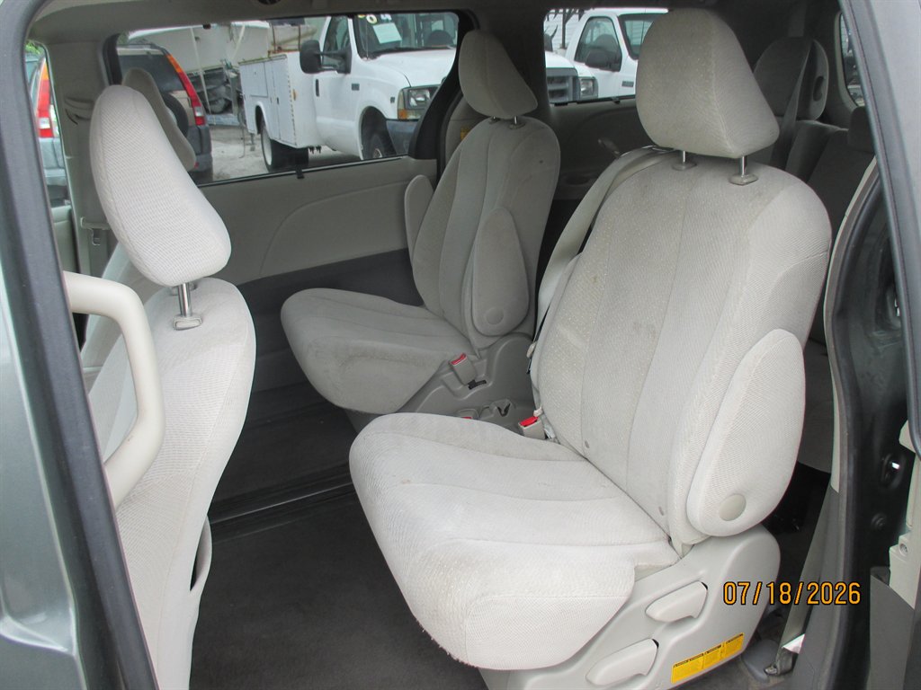 2014 Toyota Sienna - $14,895
