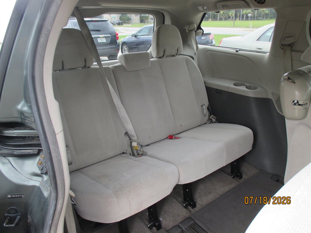 2014 Toyota Sienna - $14,895