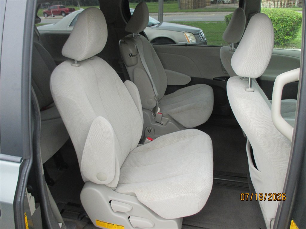 2014 Toyota Sienna - $14,895