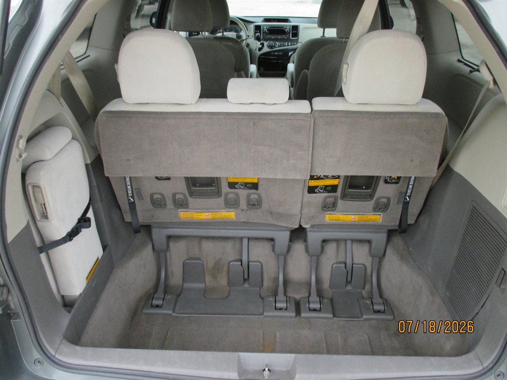 2014 Toyota Sienna - $14,895