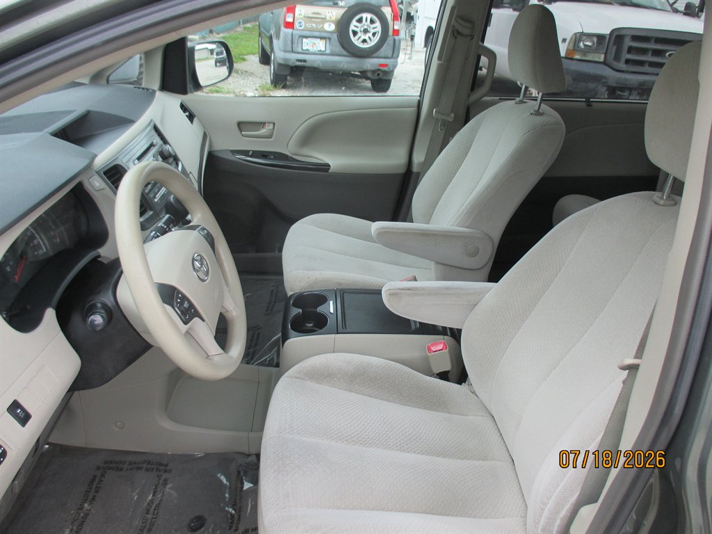 2014 Toyota Sienna - $14,895