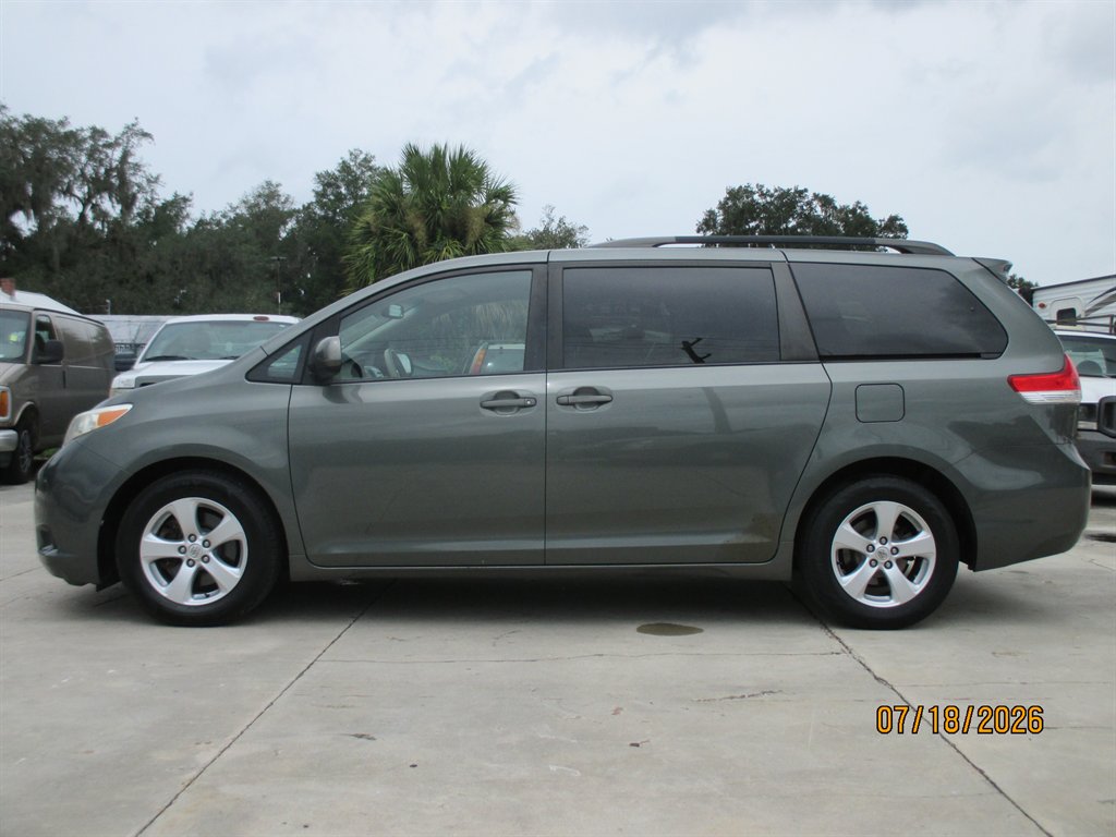 2014 Toyota Sienna - $14,895