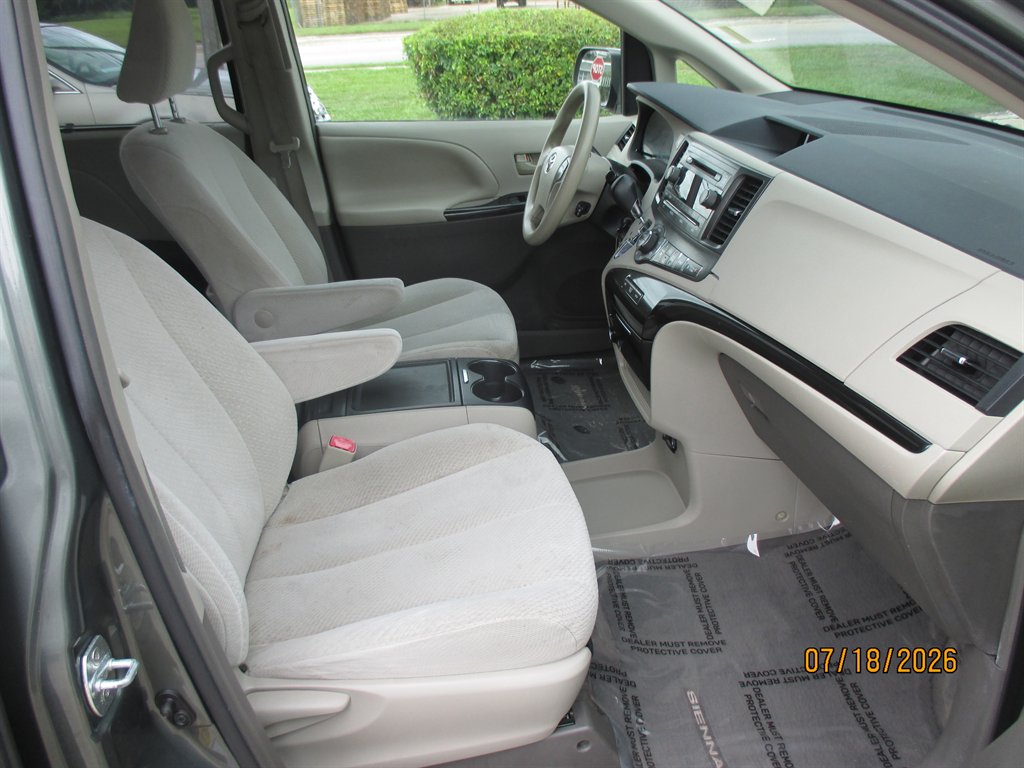 2014 Toyota Sienna - $14,895