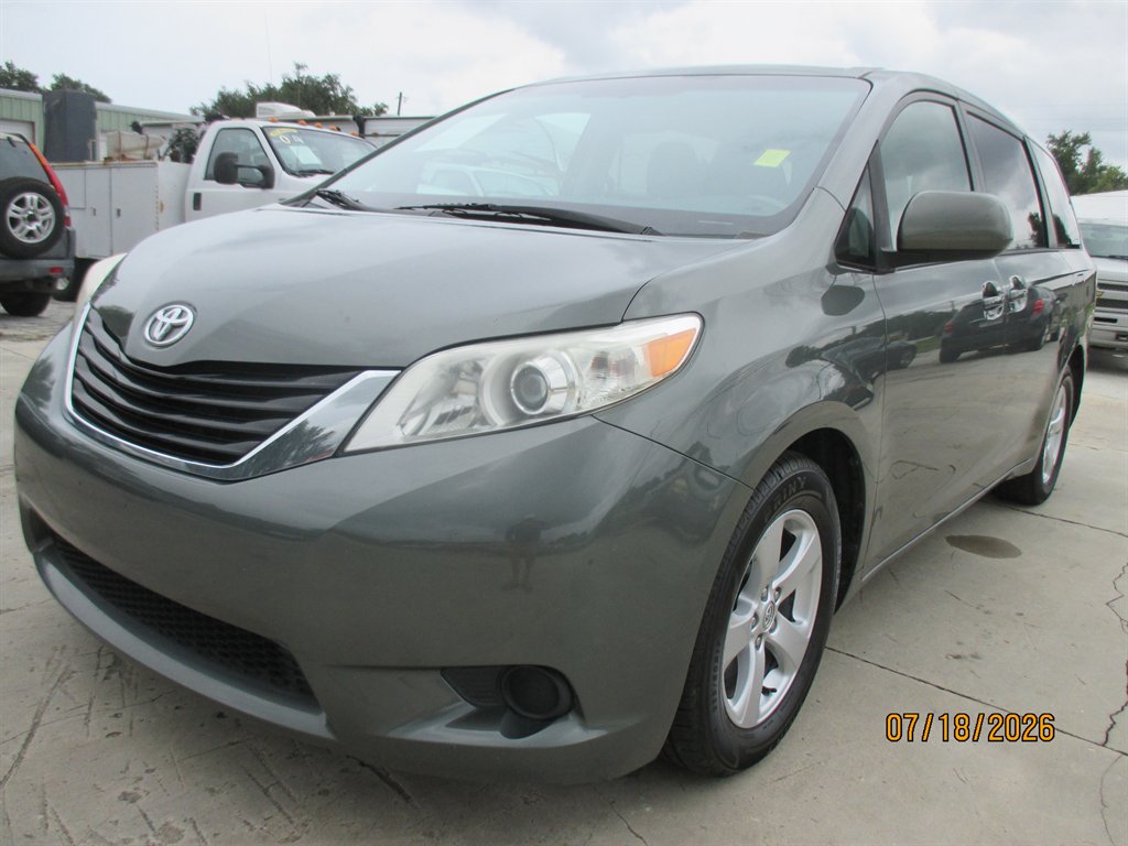 2014 Toyota Sienna - $14,895