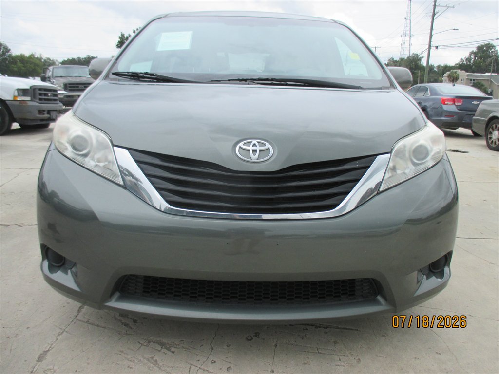 2014 Toyota Sienna - $14,895