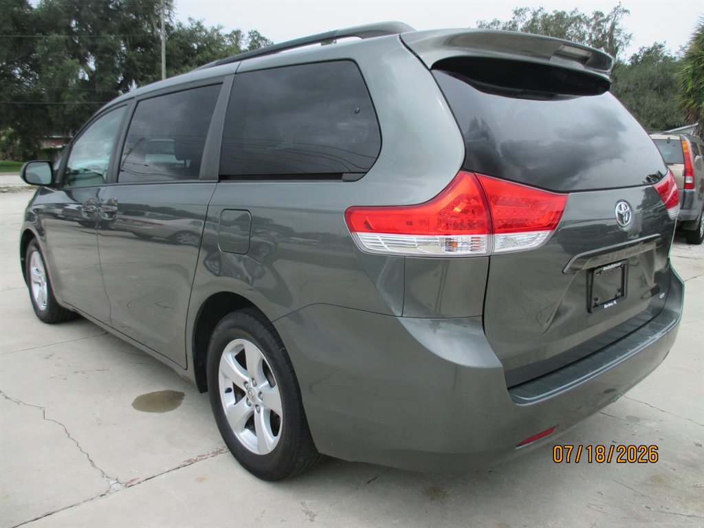2014 Toyota Sienna - $14,895