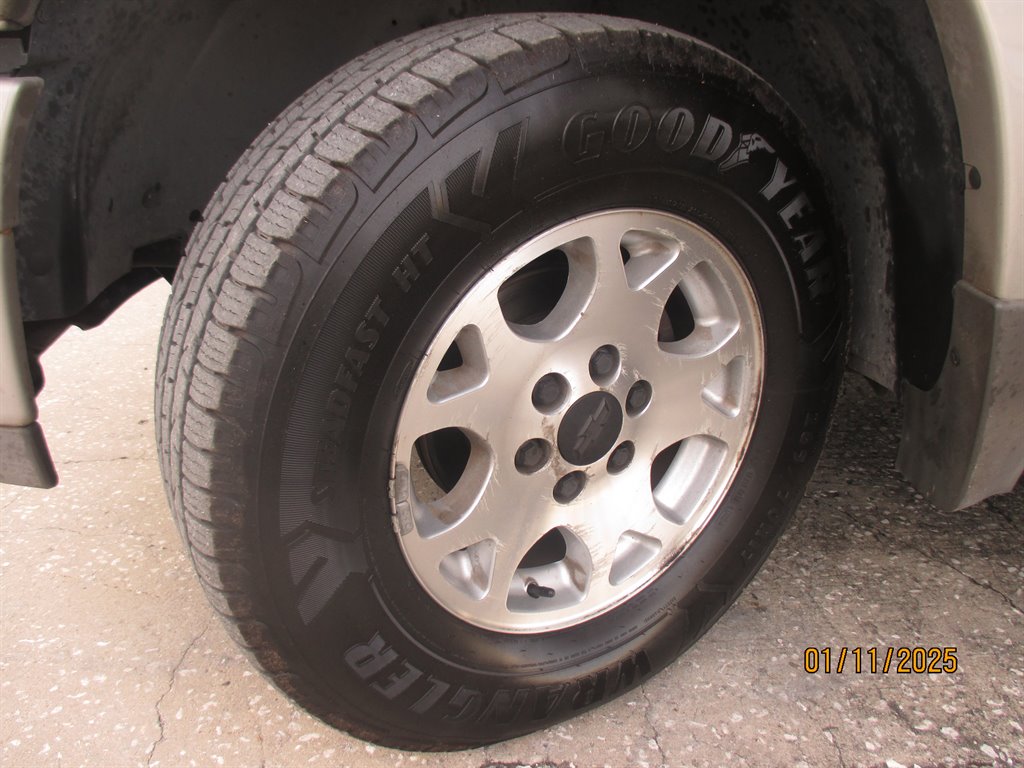 2004 Chevrolet Tahoe LS photo