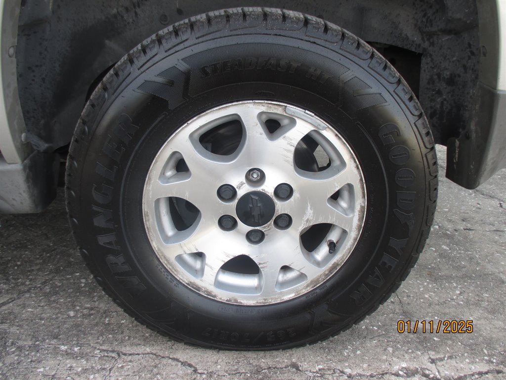 2004 Chevrolet Tahoe LS photo