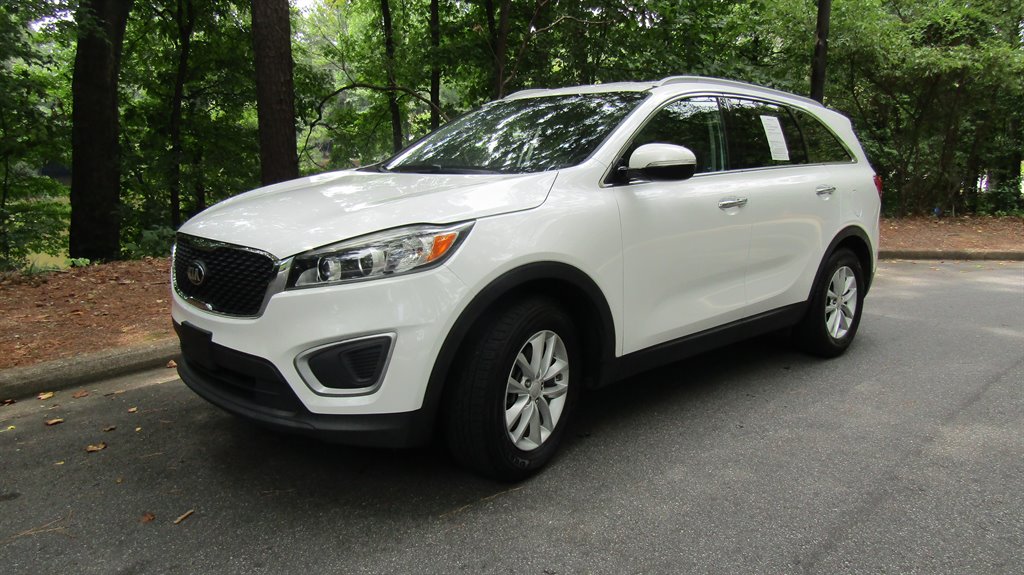 The 2017 Kia Sorento LX photos