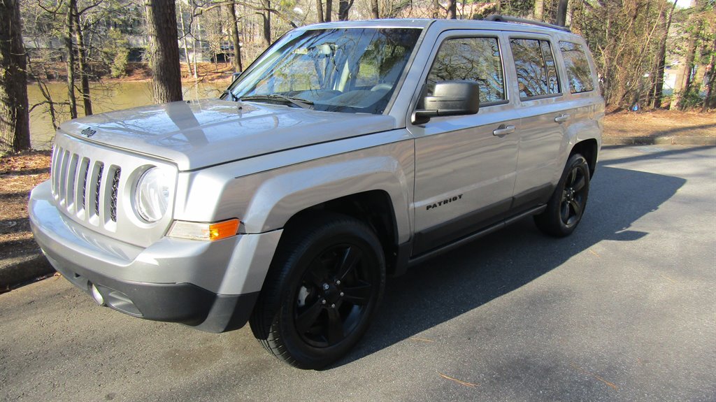 The 2015 Jeep Patriot Sport photos