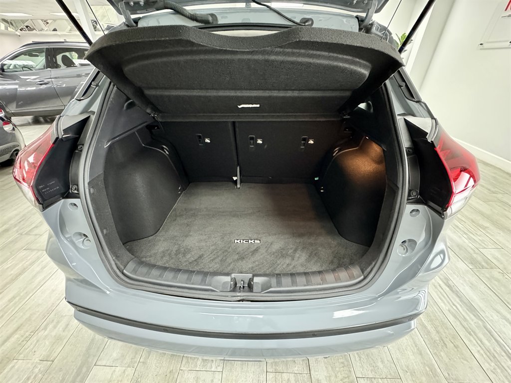 2021 Nissan Kicks SR photo