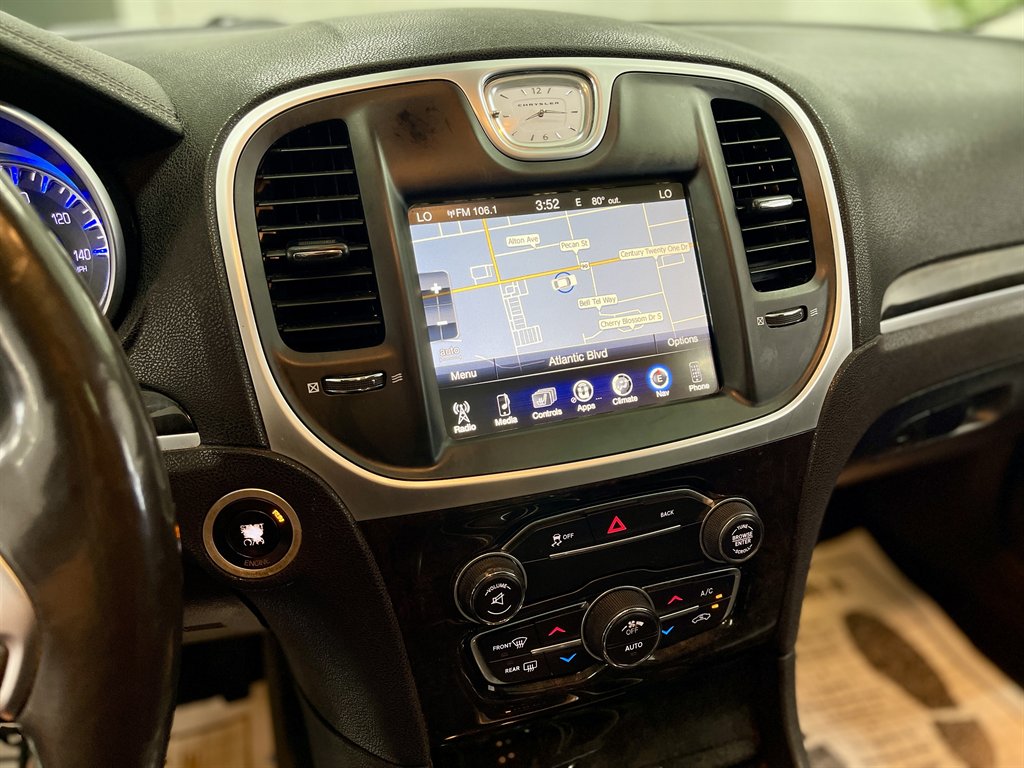 2016 Chrysler 300 C photo