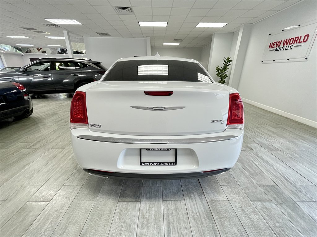 2016 Chrysler 300 C photo