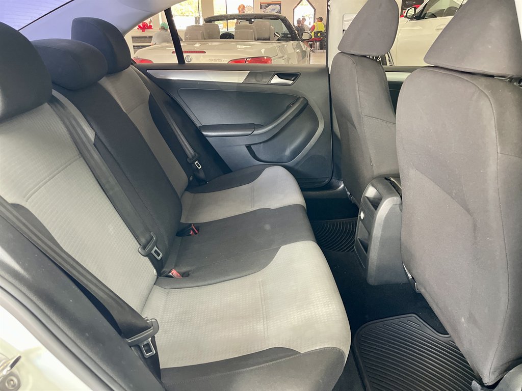 2018 Volkswagen Jetta - $9,998