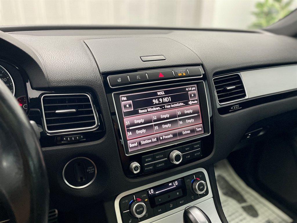 2017 Volkswagen Touareg - $8,998