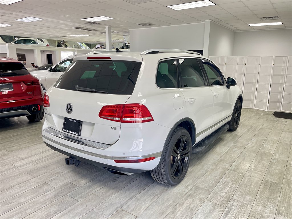 2017 Volkswagen Touareg - $8,998