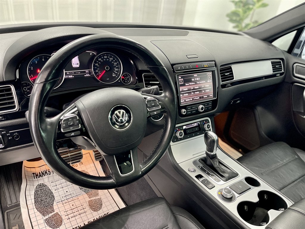 2017 Volkswagen Touareg - $8,998