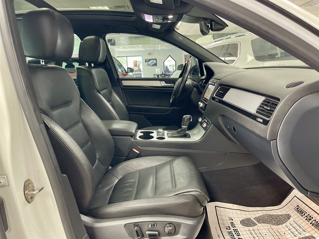 2017 Volkswagen Touareg - $8,998