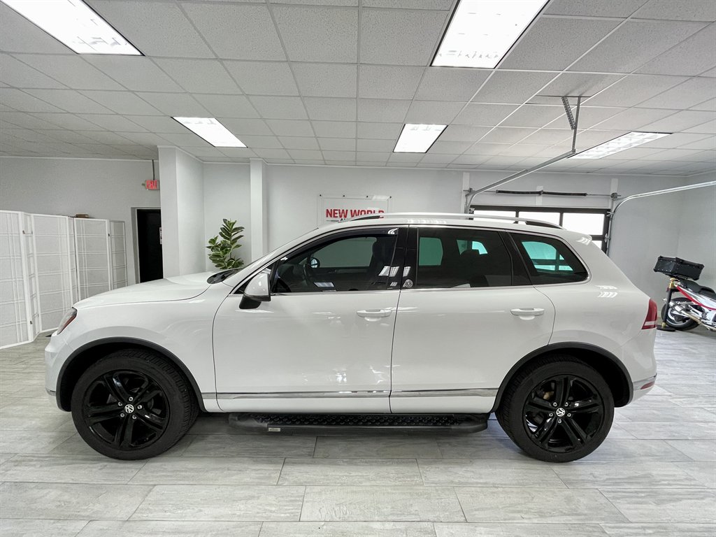 2017 Volkswagen Touareg - $8,998