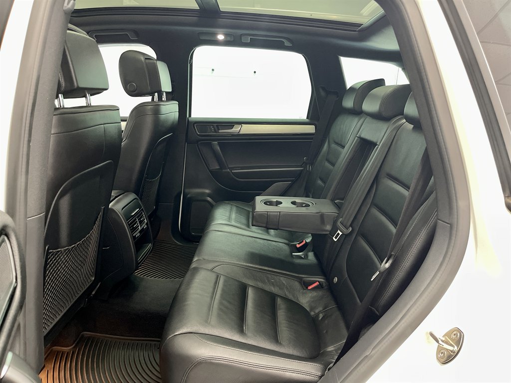 2017 Volkswagen Touareg - $8,998