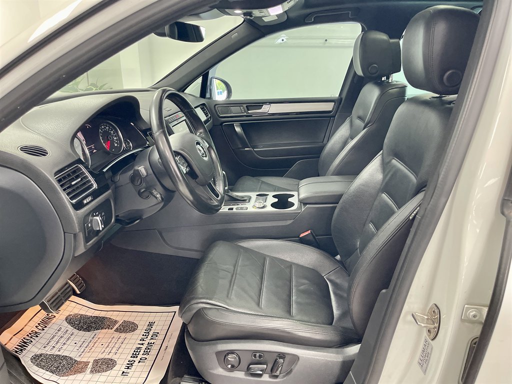 2017 Volkswagen Touareg - $8,998