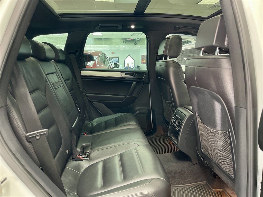 2017 Volkswagen Touareg - $8,998