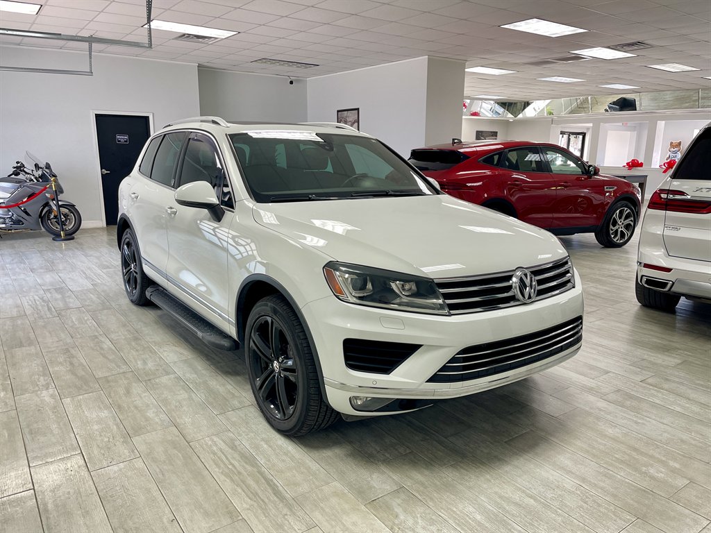 2017 Volkswagen Touareg - $8,998