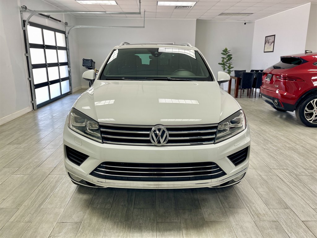 2017 Volkswagen Touareg - $8,998