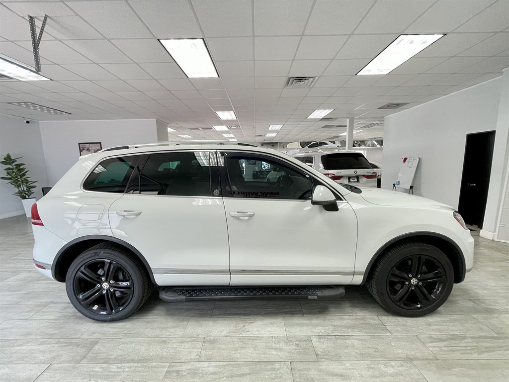 2017 Volkswagen Touareg - $8,998