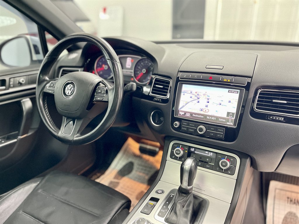 2017 Volkswagen Touareg - $8,998