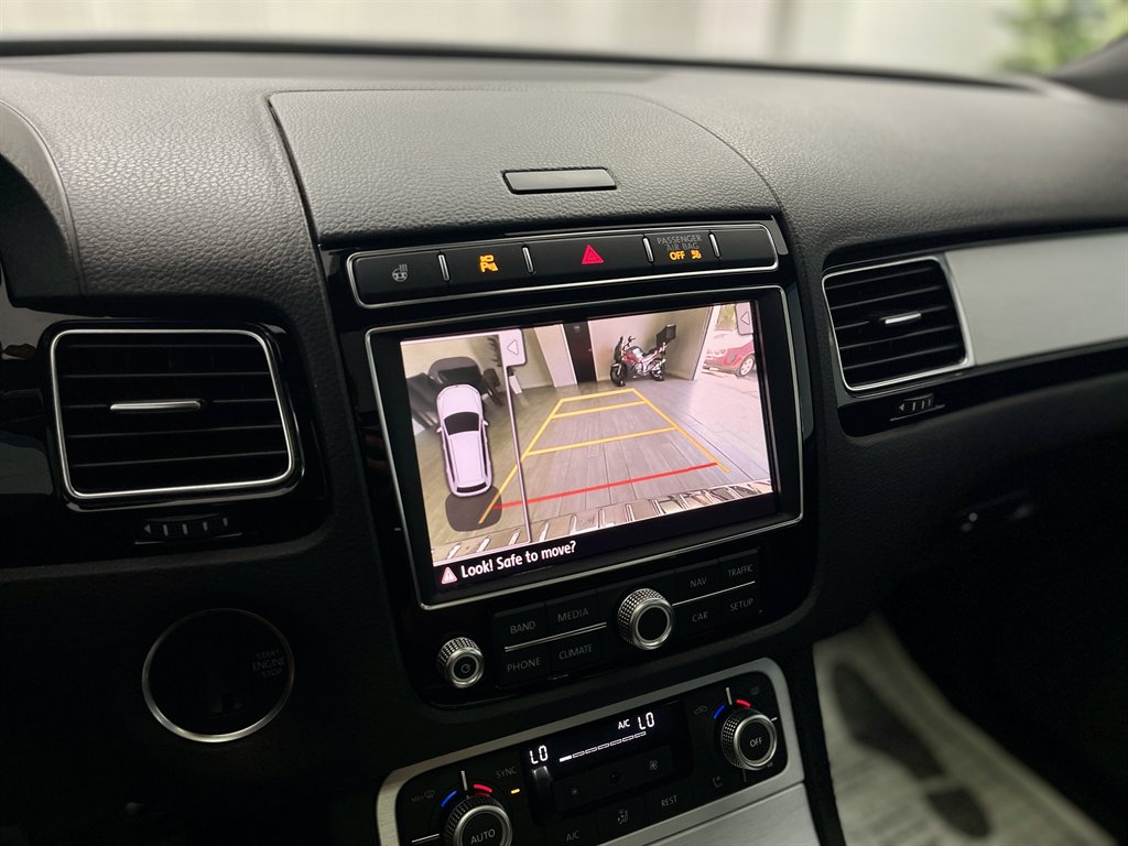 2017 Volkswagen Touareg - $8,998