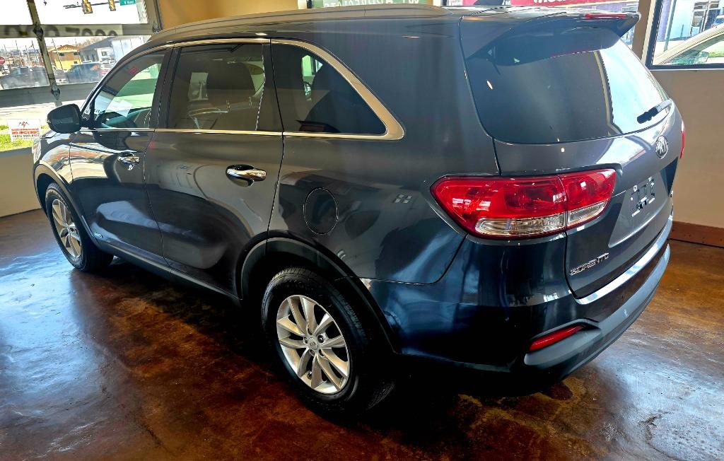 2017 Kia Sorento - $9,500