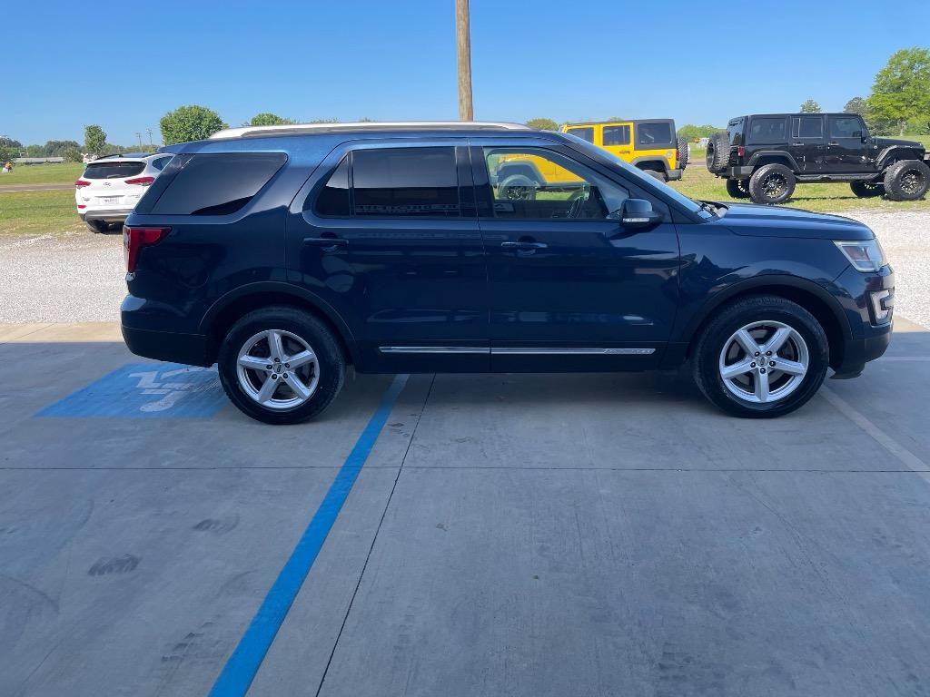 2017 Ford Explorer XLT photo