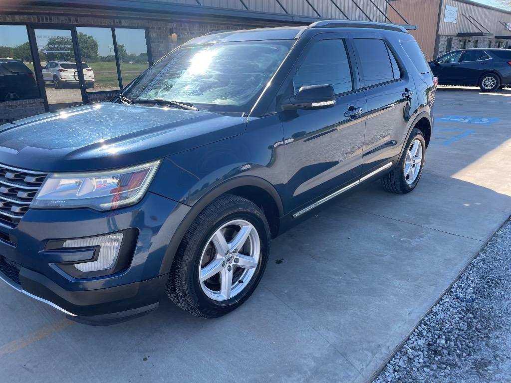 2017 Ford Explorer XLT photo