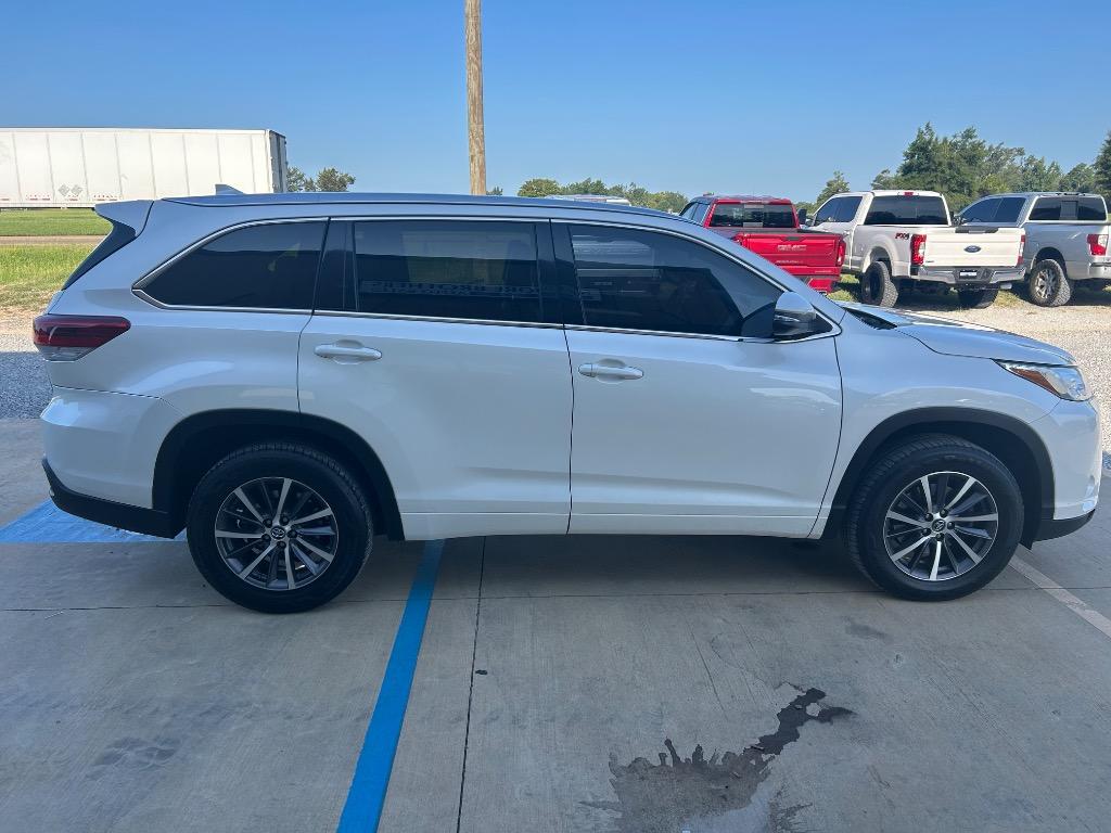2018 Toyota Highlander - $28,995