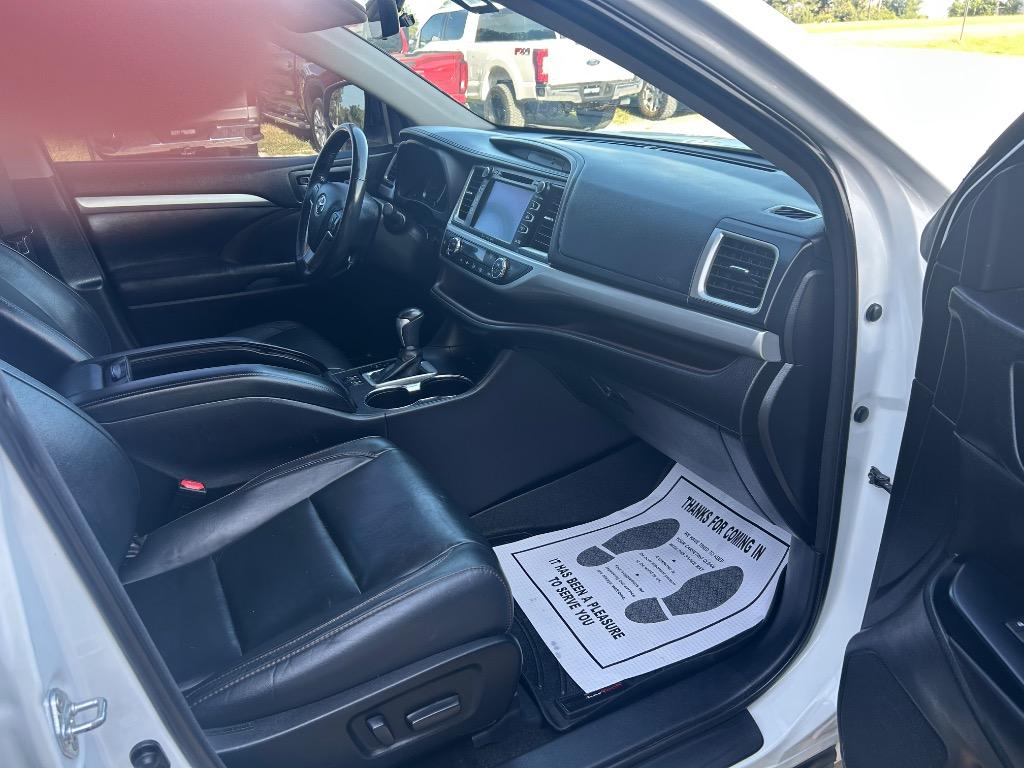 2018 Toyota Highlander - $28,995