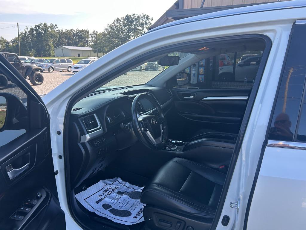 2018 Toyota Highlander - $28,995