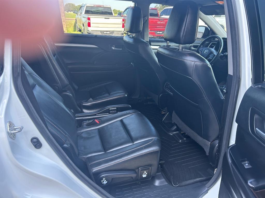2018 Toyota Highlander - $28,995