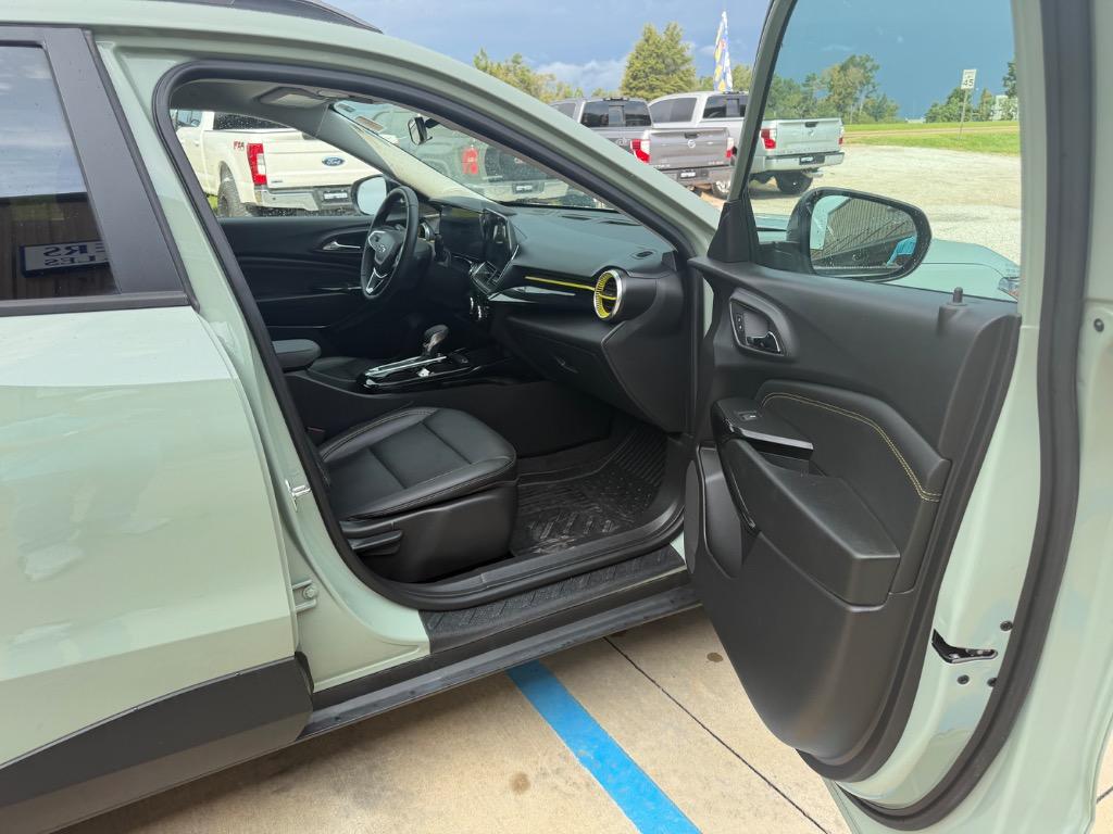 2025 Chevrolet Trax - $25,990