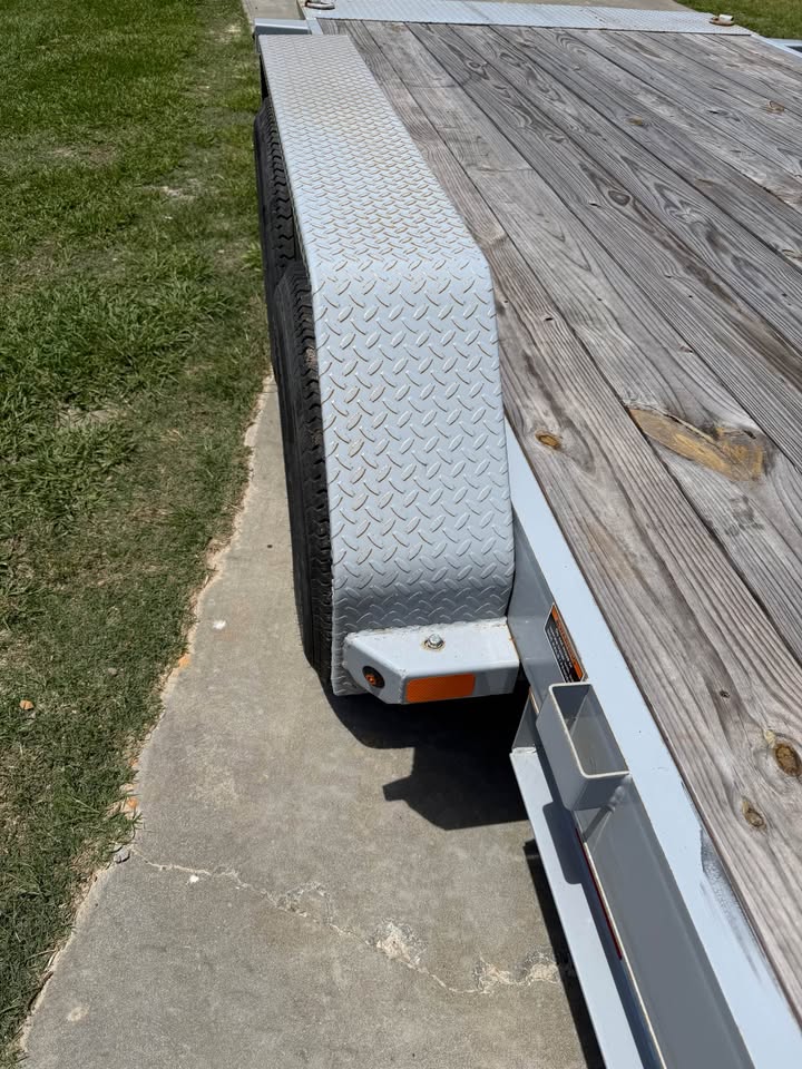 2025 LOAD TRAIL 20 TILT DECK TRL - $8,997