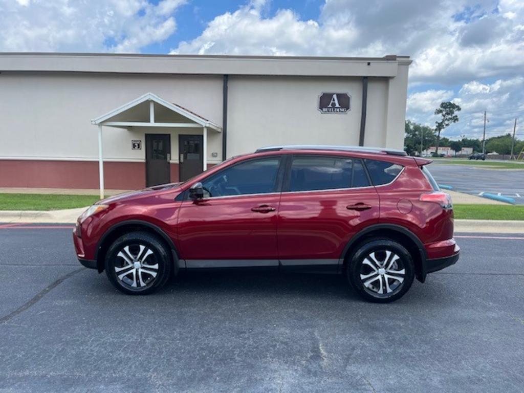 2018 Toyota RAV4 LE photo