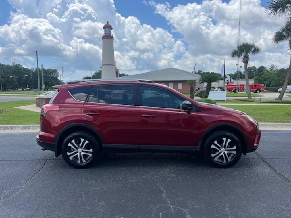 2018 Toyota RAV4 LE photo