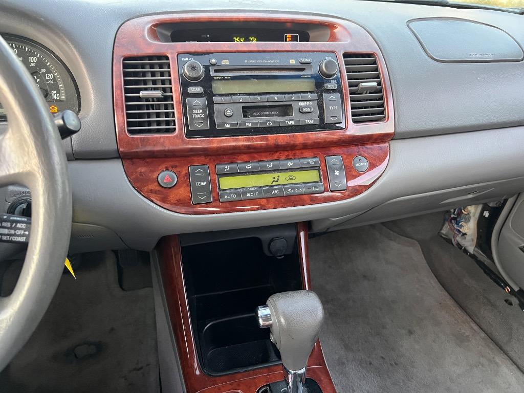 2004 Toyota Camry LE photo