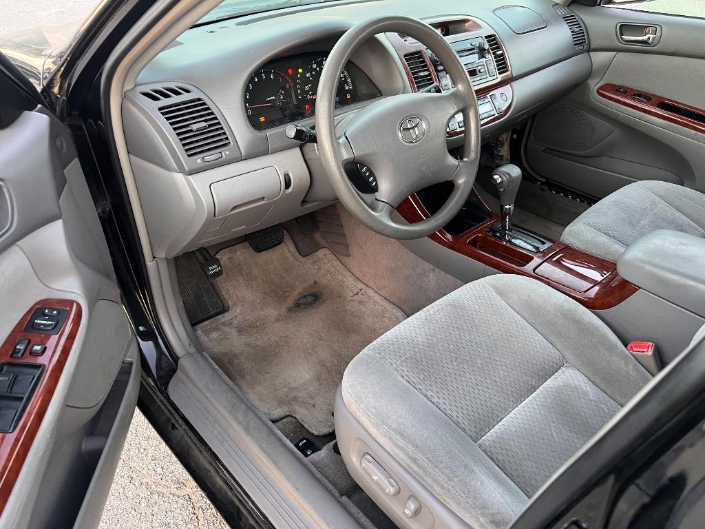 2004 Toyota Camry LE photo