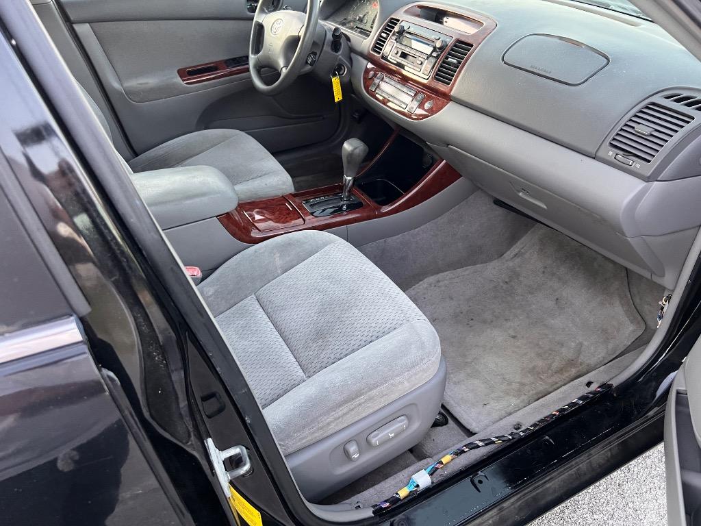 2004 Toyota Camry LE photo