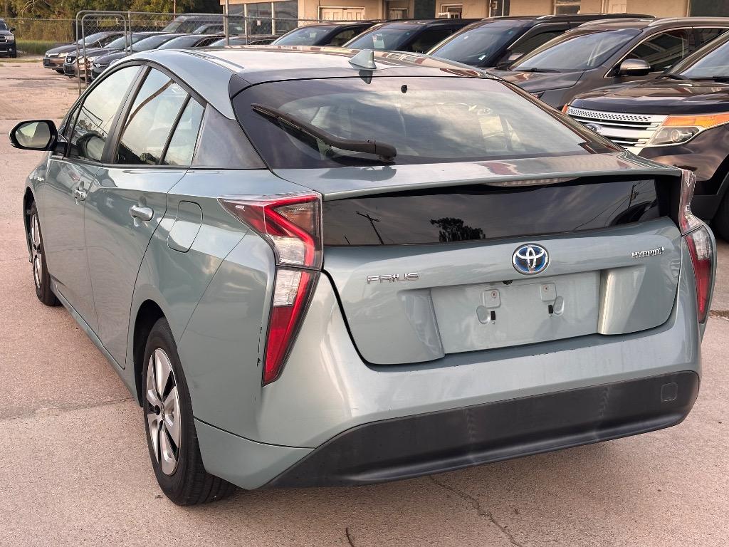 2016 Toyota Prius - $9,900