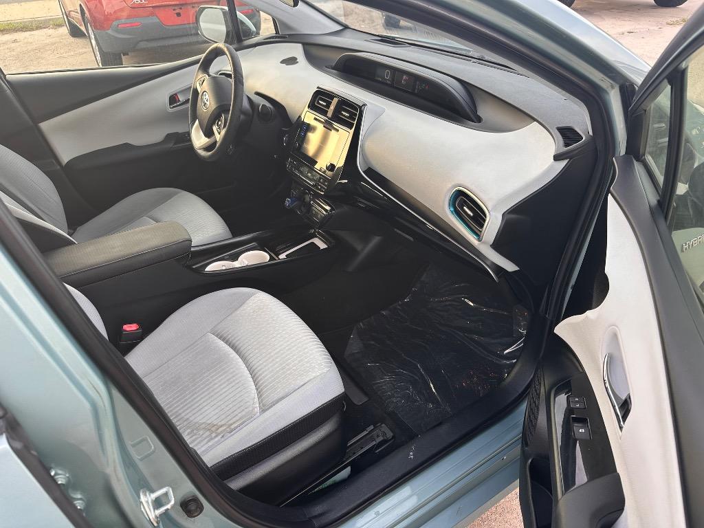 2016 Toyota Prius - $9,900